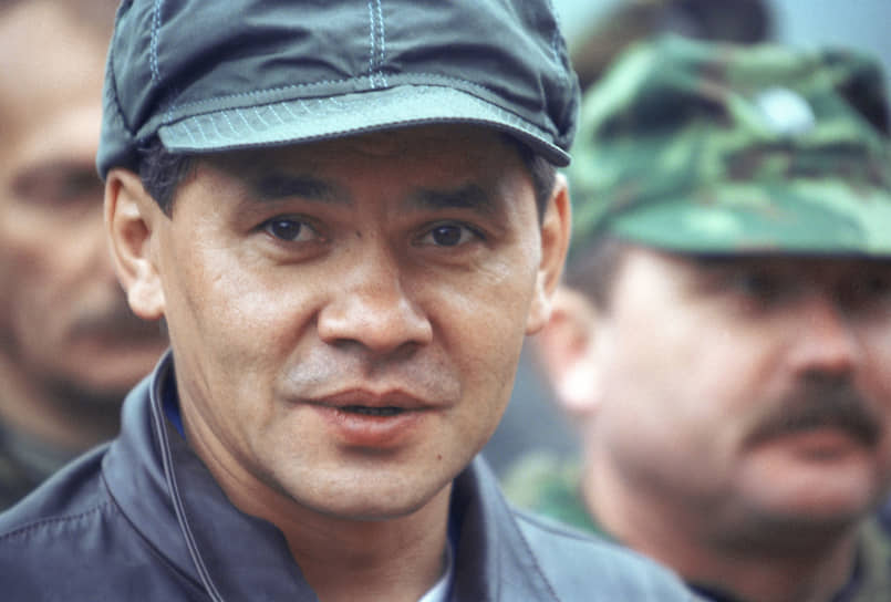 В январе 1994 года назначен министром по делам гражданской обороны, чрезвычайным ситуациям и ликвидации последствий стихийных бедствий
&lt;BR>На фото: Сергей Шойгу на учениях спасателей МЧС в Кабардино-Балкарии, 1997 год 