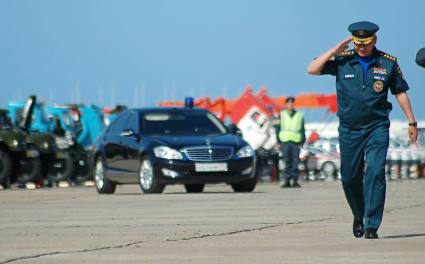 В 1999, 2003, 2007, 2011 и 2021 годах участвовал в выборах в Госдуму. Отказывался от депутатского мандата после голосования
&lt;BR>На фото: на смотре МЧС в Жуковском, 2007 год