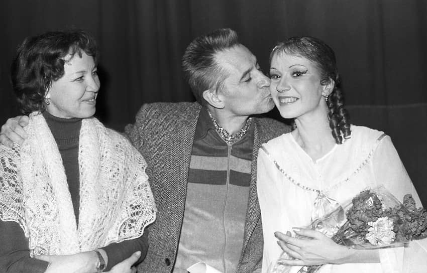 Педагог Марина Кондратьева (слева) и балетмейстер Юрий Григорович поздравляют солистку Большого театра Наталью Архипову с успешным завершением спектакля, 1982 год