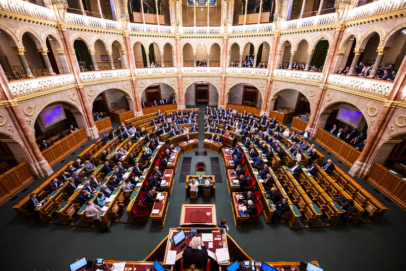 Парламент Венгрии во время голосования по выходу страны из Международного уголовного суда