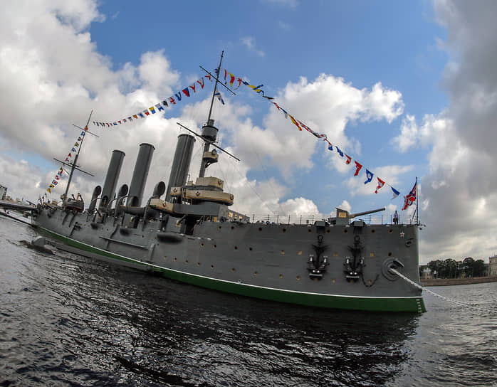 За свои 125 лет «Аврора» успела побывать боевым кораблем, символом революции, учебным центром, плавучей батареей и даже кинозвездой, но теперь ее основное амплуа — объект туристического интереса