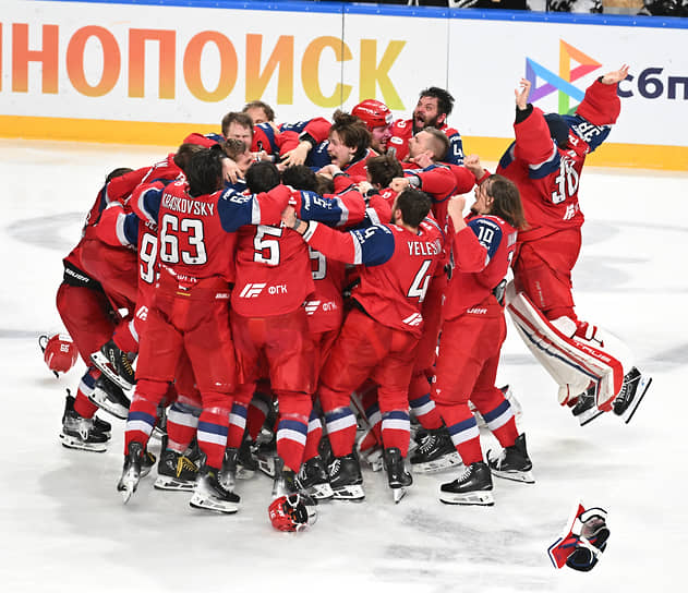 Игроки «Локомотива» празднуют победу в матче