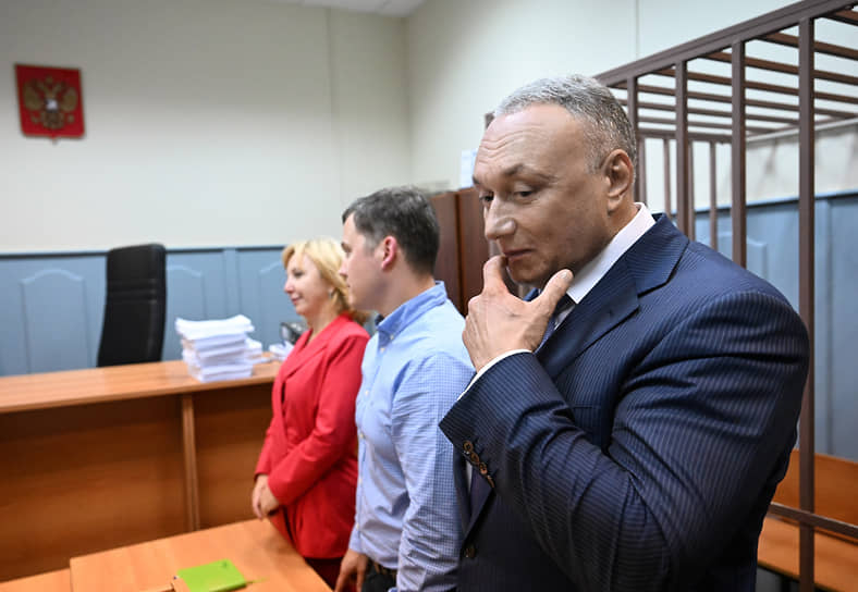 Экс-сенатор Дмитрий Савельев в зале суда