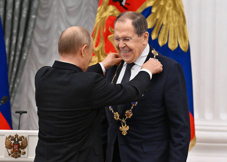 Президент Владимир Путин (слева) награждает министра иностранных дел РФ Сергея Лаврова орденом Святого апостола Андрея Первозванного в Екатерининском зале Кремля