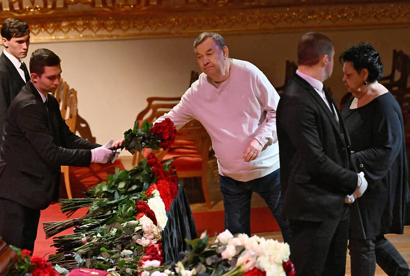 Бывший генеральный директор ГАБТ Владимир Урин (в центре) 