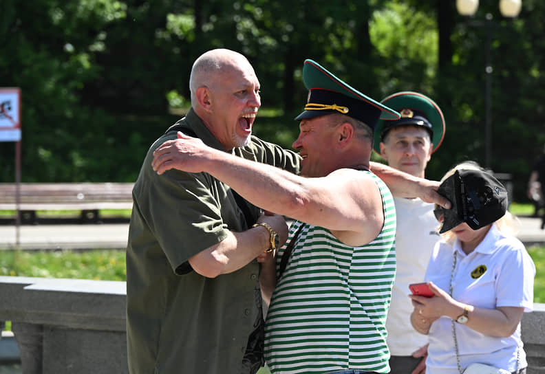 Ветераны пограничной службы во время гуляний 