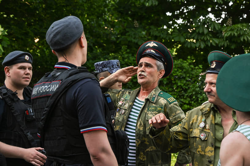 Ветераны-пограничники и сотрудники полиции