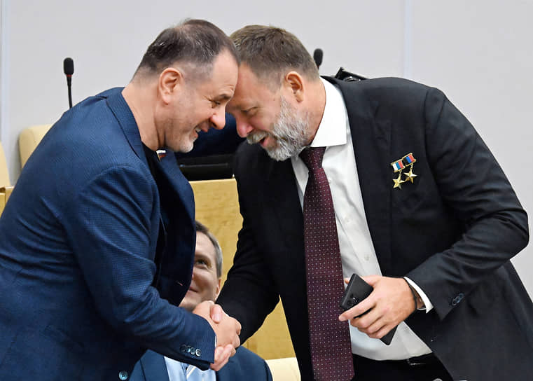 Зампред комитета по обороне Дмитрий Саблин (справа) и член комитета по делам национальностей Ахмед Догаев
