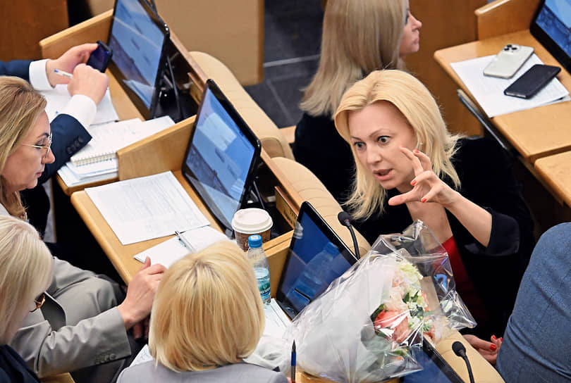 Член комитета по просвещению Лариса Тутова (слева), председатель комитета по культуре Ольга Казакова (в центре) и председатель комитета по развитию гражданского общества, вопросам общественных и религиозных объединений Ольга Тимофеева (справа) 