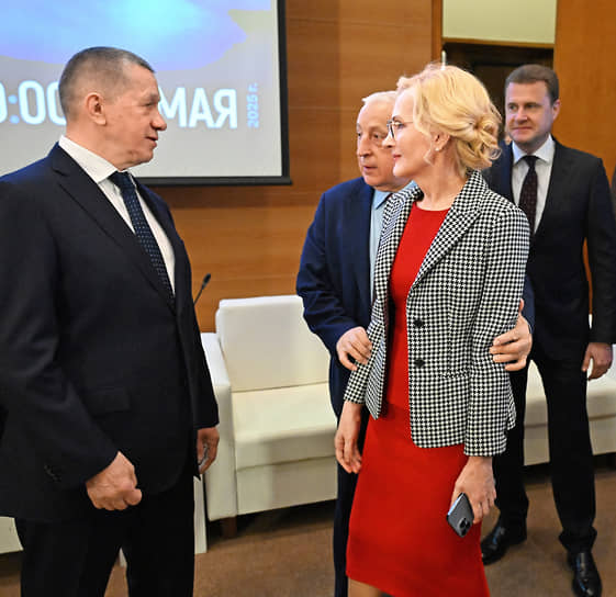 Слева направо: зампред правительства Юрий Трутнев, председатель комитета по развитию Дальнего Востока и Арктики Николай Харитонов, зампред Госдумы Ирина Яровая и министр по развитию Дальнего Востока и Арктики Алексей Чекунков