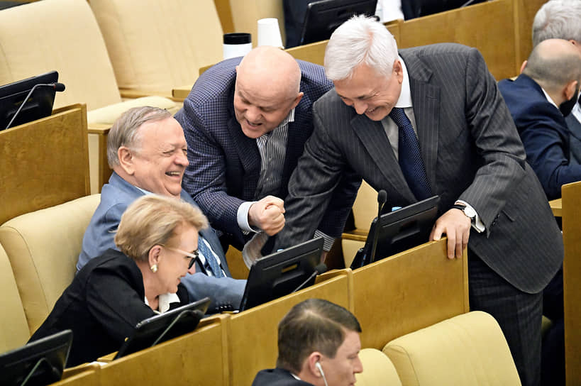 Слева направо: члены комитетов по энергетике Наталья Назарова, по обороне Виктор Заварзин, по безопасности и противодействию коррупции Абдулхаким Гаджиев, по экологии, природным ресурсам и охране окружающей среды Азат Ягафаров