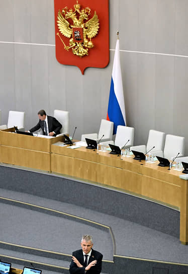 Первый зампред Госдумы Александр Жуков (слева) и заместитель комитета ГД России по охране здоровья Алексей Куринный во время заседания
