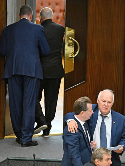 Зампред комитета по экологии и охране окружающей среды Анатолий Грешневиков (справа) и первый зампред комитета по экологии, природным ресурсам и охране окружающей среды Владимир Бурматов (второй справа)