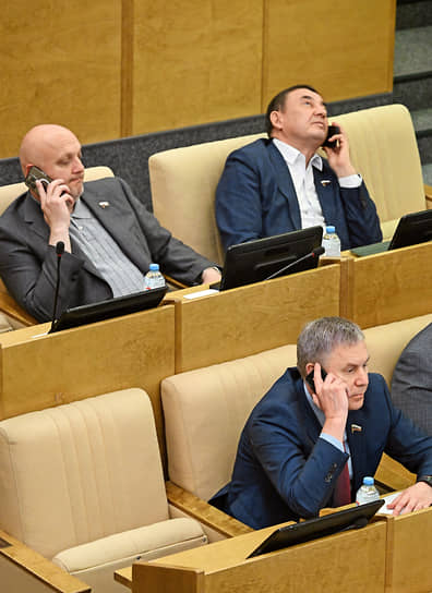 Член комитета по энергетике Муслим Татриев (слева) и член комитета по строительству и ЖКХ  Марат Нуриев (справа на заднем плане)