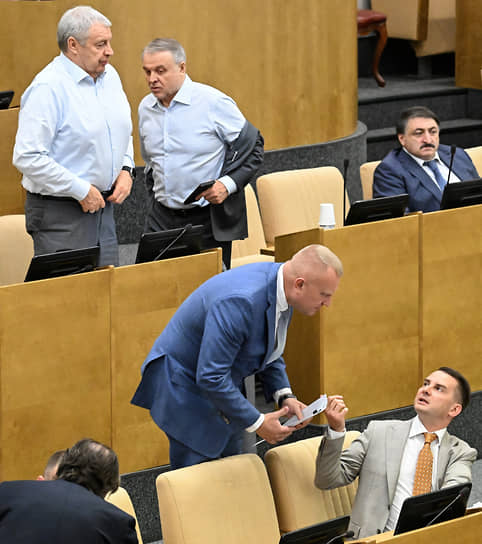 Слева направо: член комитета по государственному строительству и законодательству Николай Брыкин, член комитета по строительству и ЖКХ Виталий Бахметьев, первый зампред комитета по вопросам собственности, земельным и имущественным отношениям Иван Сухарев, член комитета по энергетике Джамаладин Гасанов и председатель комитета по труду, социальной политике и делам ветеранов Ярослав Нилов