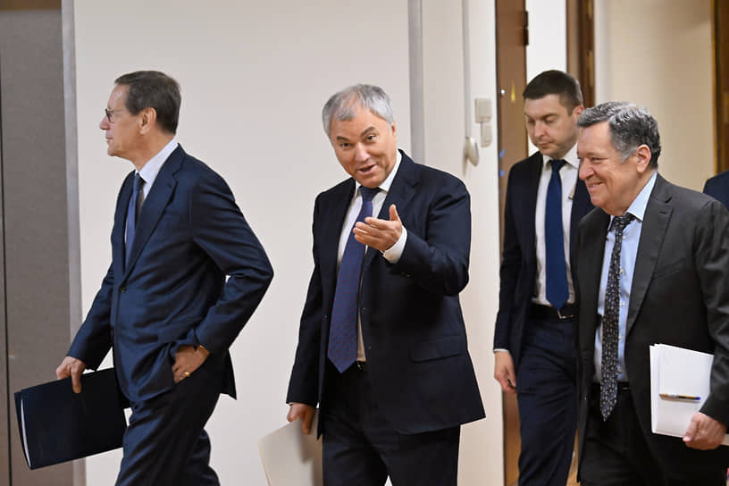 Председатель комитета по бюджету и налогам Андрей Макаров (справа), председатель Госдумы Вячеслав Володин (второй слева) и его первый заместитель Александр Жуков (слева) 