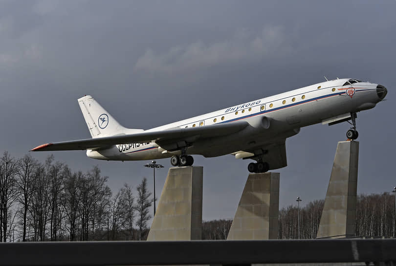 Памятник самолету Ту-104 с бортовым номером Л-5412 на привокзальной площади аэропорта Внуково в Москве