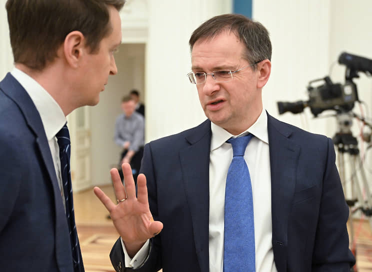 Помощник президента России Владимир Мединский (справа)