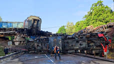 В Курской области поезд упал с моста на автомобильную дорогу. Главное