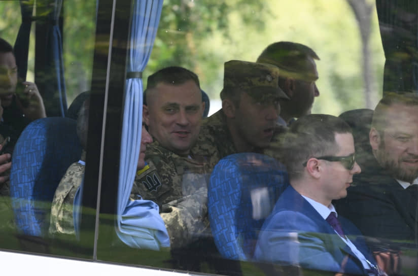 Члены украинской делегации на территории дворца Чираган