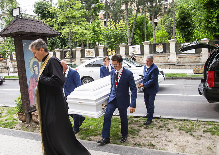 Гроб с телом композитора 