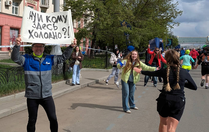 Болельщики поддерживают бегунов во время Московского полумарафона, 27 апреля 2025 года