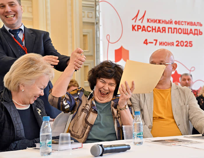 Москва. Гендиректор Российской книжной палаты Елена Ногина (в центре) и начальник отдела Департамента господдержки периодической печати и книжной индустрии Минцифры Александр Воропаев (слева) на конференции «Книжный рынок Росси 2025: экономика, тренды, точки роста»