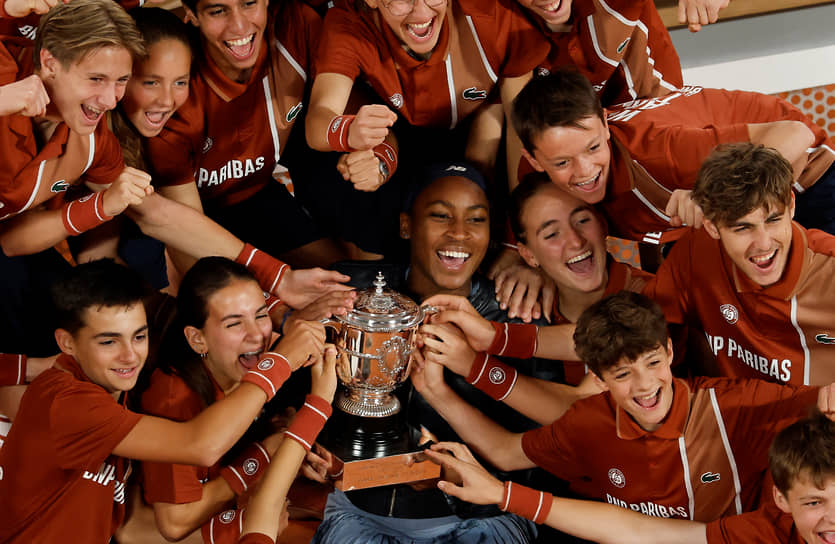 Коко Гауфф после победы в финале Roland Garros в окружении девушек и молодых людей, подающих теннисистам мячи