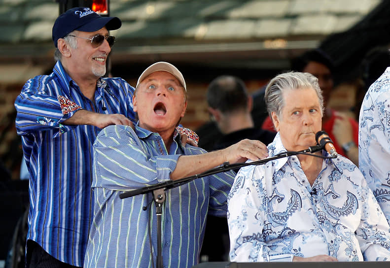Участники The Beach Boys слева направо Дэвид Маркс, Брюс Джонстон и Брайан Уилсон во время серии концертов «Good Morning America», 2012 год