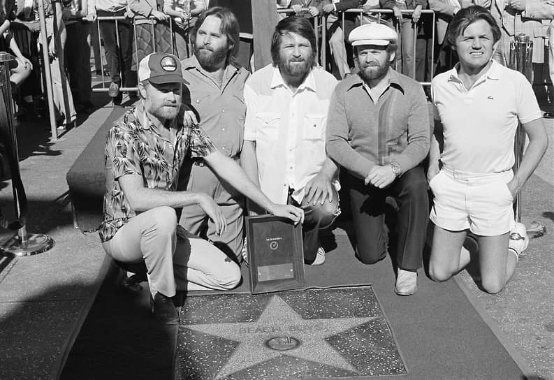 В 1980 году группа The Beach Boys получила свою звезду на Голливудской Аллее славы
&lt;BR>На фото слева направо: музыканты Майк Лав, Карл Уилсон, Брайан Уилсон, Эл Джардин и Брюс Джонстон