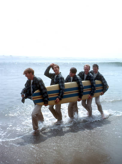 В 1962 году Брайан Уилсон стал основателем группы The Beach Boys
&lt;BR>На фото слева направо: музыканты The Beach Boys Деннис Уилсон, Дэвид Маркс, Карл Уилсон, Майк Лав и Брайан Уилсон на фотосессии для дебютного альбома «Surfin&#39; Safari» в Калифорнии (США), 1962 год 