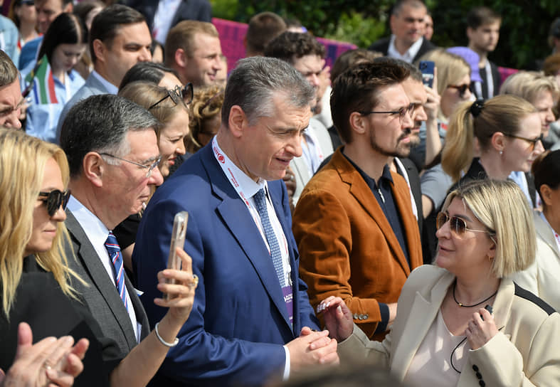 Слева направо: продюсер Яна Рудковская, заместитель министра иностранных дел Александр Панкин, председатель ЛДПР Леонид Слуцкий и певец Дима Билан