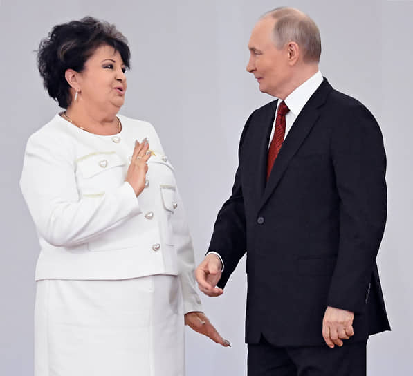 Президент России Владимир Путин и главный врач городской больницы №2 в Горловке Нелля Якуненко 
