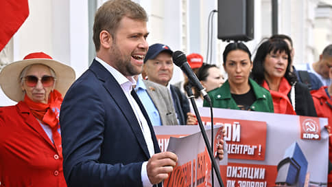 Единство против борьбы противоположностей // Как ведущие оппозиционные партии РФ отметили главный государственный праздник