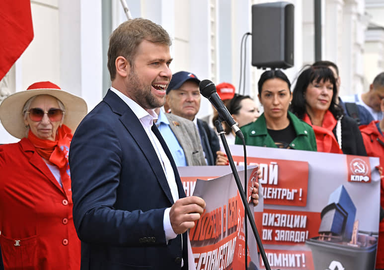 Депутат Московской городской думы Леонид Зюганов (в центре) на митинге КПРФ с требованием закрытия филиала Ельцин-центра