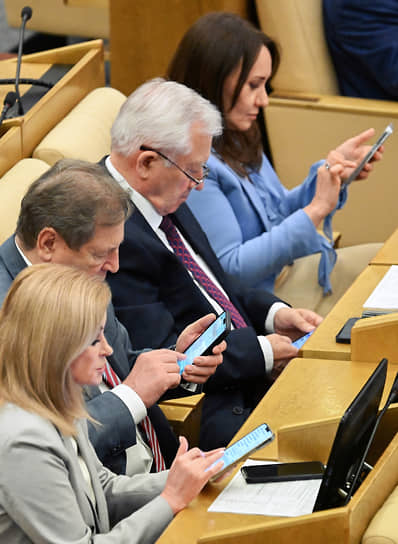 Слева направо: член комитета по строительству и жилищно-коммунальному хозяйству Елена Бондаренко, член комитета по науке и высшему образованию Михаил Кузьмин, член комитета по контролю Леонид Ивлев и член комитета по труду, социальной политике и делам ветеранов Светлана Бессараб во время заседания Госдумы