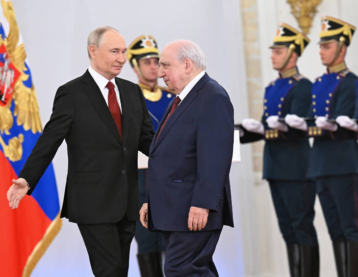 Президент России Владимир Путин (слева) и академик РАН Александр Чубарьян во время церемонии вручения государственных премий и медалей Героям Труда в Кремле
