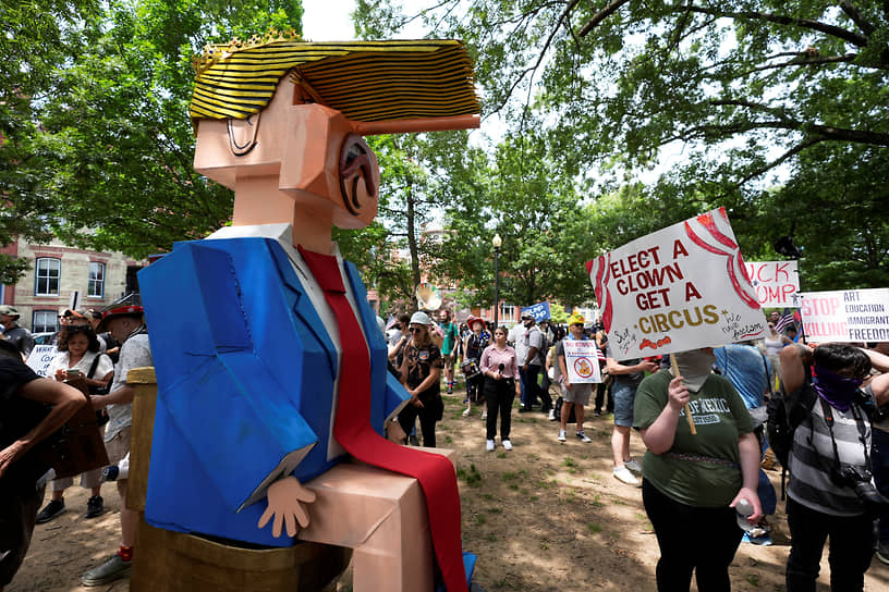 Дональд Трамп присутствовал на митингах в разных обличиях