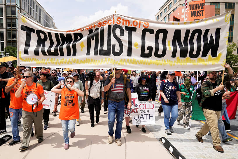 Митингующие с плакатом «Трамп должен уйти сейчас» в Вашингтоне