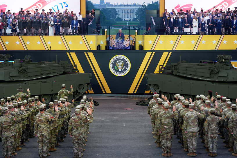 По словам президента Дональда Трампа (на фото в центре), «все остальные страны празднуют свои победы. Пора и Америке сделать то же самое»