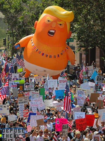 Надувная фигура президента Трампа на митинге в Лос-Анджелесе