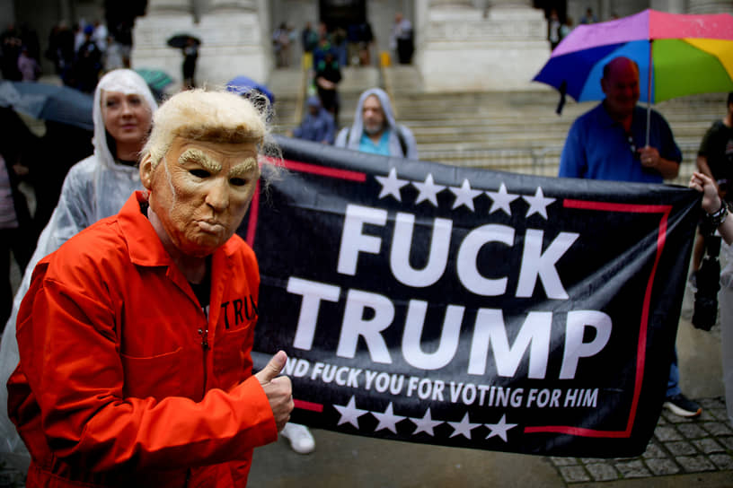 Протестующий в маске Трампа в Нью-Йорке