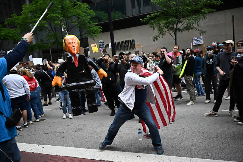Митингующие по-разному выражали чувства к нынешнему президенту США