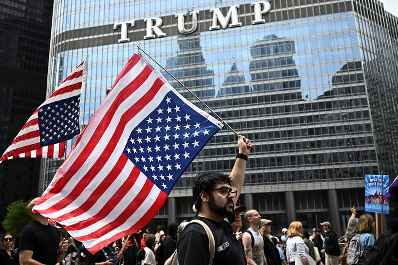 Участники демонстрации у башни Трампа в Чикаго