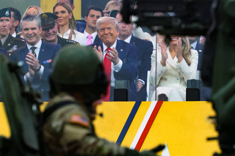 Президент США Дональд Трамп и министр обороны США Пит Хегсет (слева)