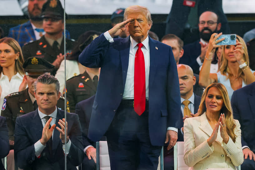 Президент Дональд Трамп (в центре) с женой Меланией   и министром обороны Питом Хегсетом 