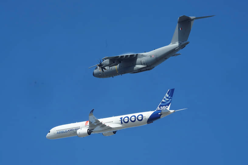 Полет авиалайнера Airbus A350-1000 и военно-транспортного самолета Airbus M400 