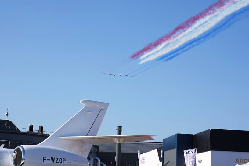 Пролет пилотажной группы Patrouille de France