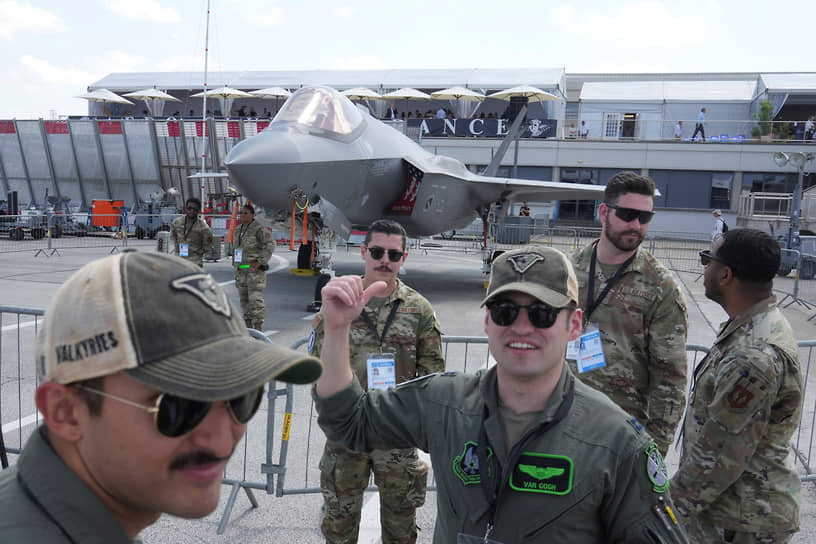 Американские солдаты около истребителя F-35