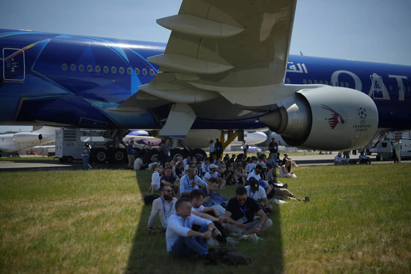 Посетители в тени крыла Boeing 777
